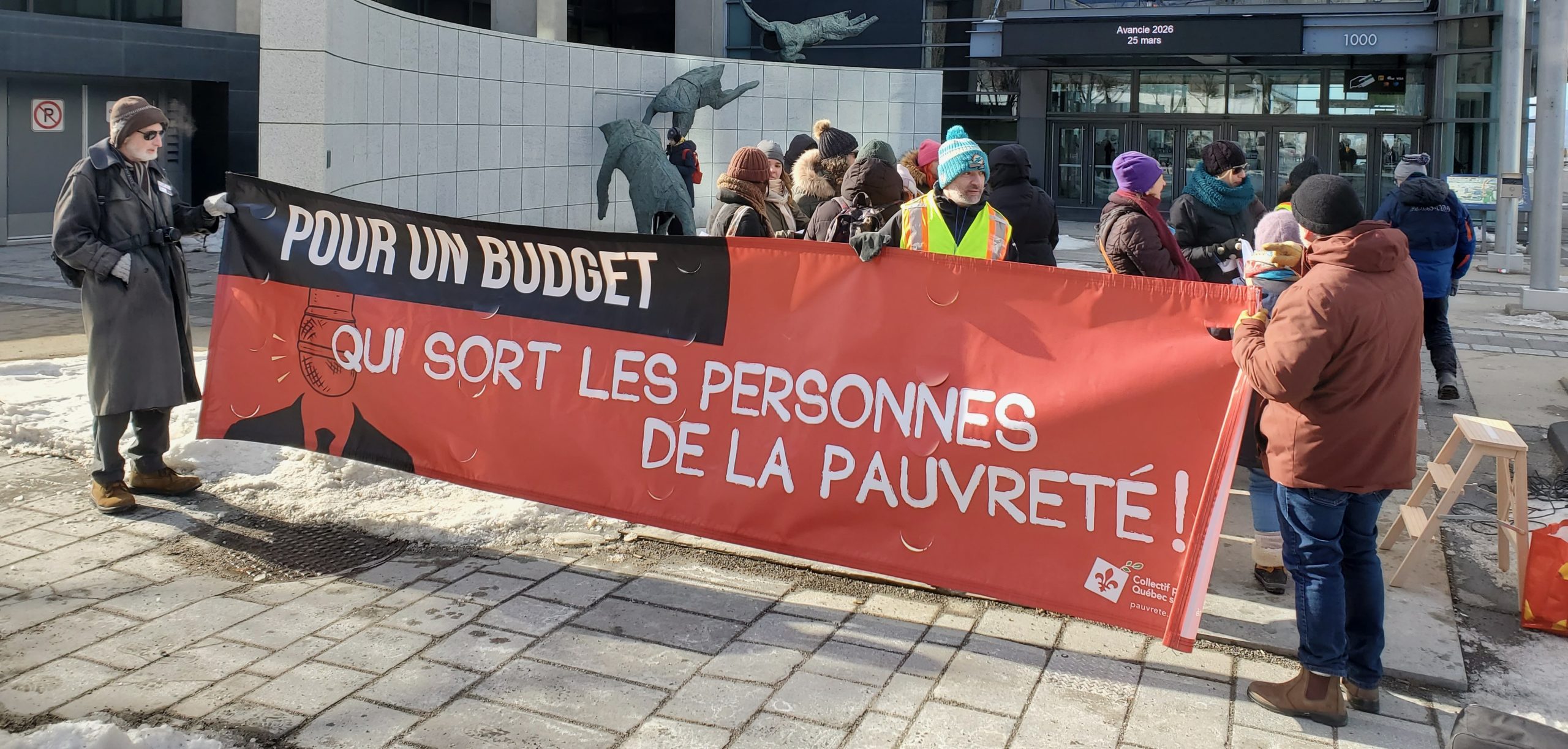 Le CLAP-03 (Collectif de lutte et action contre la pauvreté de la Capitale-Nationale) s’est réuni à la sortie du huis clos pour dénoncer un budget qui ne fait rien pour sortir les gens de la pauvreté.